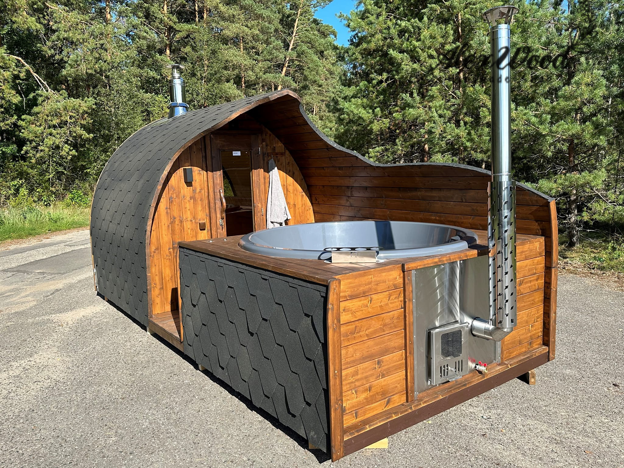 Ansamblul Nordic: Sauna din lemn cu ciubar din fibra de sticla